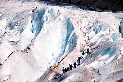 写真：氷河の上を歩くツァーの人たち
