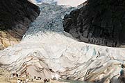 写真：液体が押し出されてそのまま固まったようなブリクスダール氷河