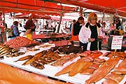 写真：魚市場(鮭や海老)