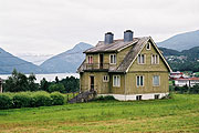 写真：フィヨルドを背景にした家