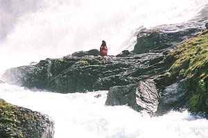 写真：岩の上の赤い服の乙女