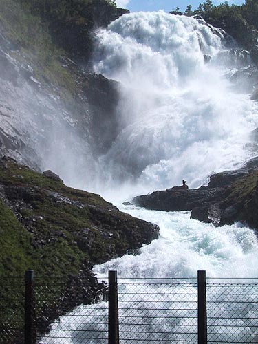 写真：轟音を鳴り響かせるフォスの滝