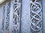 写真：教会外壁部分の北欧神話の彫刻(イグドラシルの葉を食べる鹿や根をかみ切ろうとする蛇)