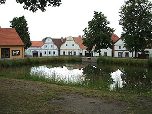 写真：真ん中に池があるホラショビツェの村