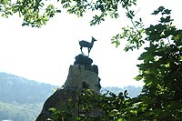 高台の鹿の像