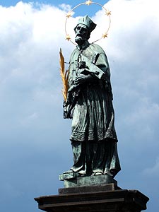 カレル橋で一番有名な彫像、ネポムツキー像