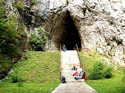 パックリ口を開いたカテジンスカ洞窟
