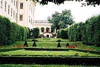 写真：城の横の庭園
