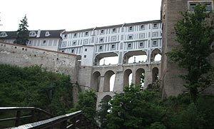 ブルーと城で塗られたおしゃれなプラーシュチョヴィー橋