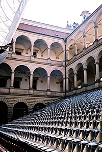 写真：コンサートのための椅子が設置された城の中庭