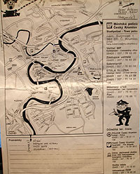写真：クルムロフの地図と警官