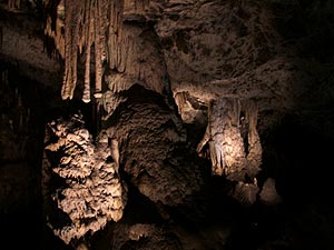 写真：洞窟内部の上から垂れ下がる鍾乳洞
