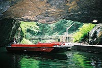 写真：洞窟の池の探検用の赤いボート