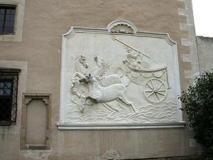 城の壁にある馬車に乗る戦士の彫刻