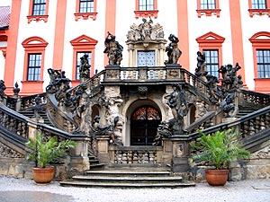 城の庭園側の彫刻のある階段