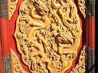 写真：建物の扉の龍の浮き彫り