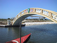 写真：潟にかかる橋1