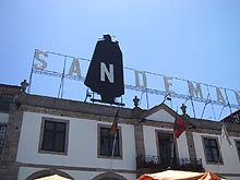 写真：黒マントが目立つサンデマンのワイン醸造所