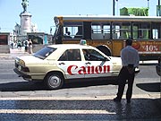 写真：キャノンの看板付タクシー