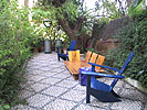 庭に据えつけられた青が綺麗な椅子