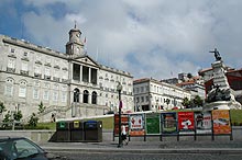 写真：ポルサ宮、今は商工会議所、銅像はエンリケ航海王子